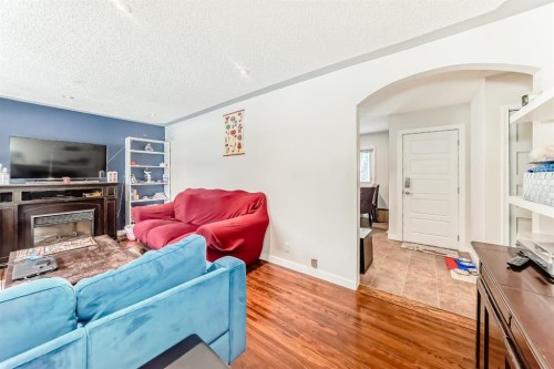 176 Hendon Drive Nw, Calgary, AB - Indoor Photo Showing Living Room