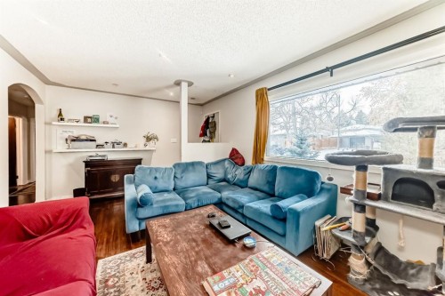 176 Hendon Drive Nw, Calgary, AB - Indoor Photo Showing Living Room