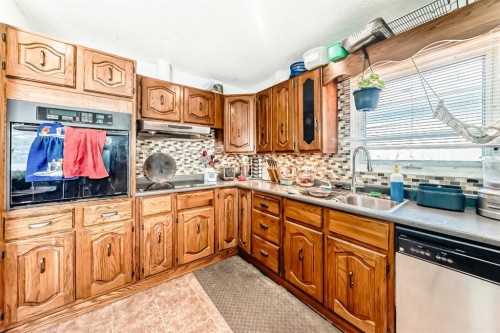 176 Hendon Drive Nw, Calgary, AB - Indoor Photo Showing Kitchen