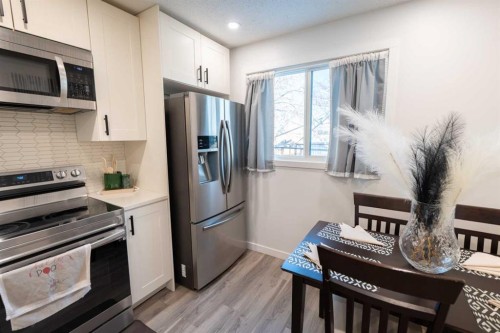6223 Penedo Way Se, Calgary, AB - Indoor Photo Showing Kitchen