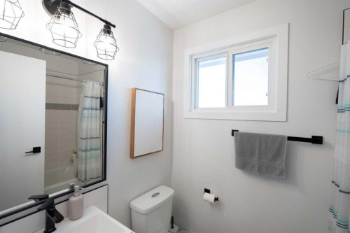 6223 Penedo Way Se, Calgary, AB - Indoor Photo Showing Bathroom