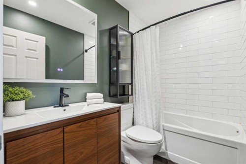 124 Woodmark Crescent Sw, Calgary, AB - Indoor Photo Showing Bathroom