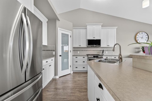 26 Mackenzie Way, Carstairs, AB - Indoor Photo Showing Kitchen With Double Sink With Upgraded Kitchen