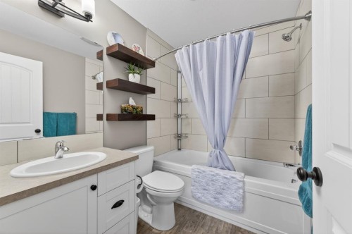 26 Mackenzie Way, Carstairs, AB - Indoor Photo Showing Bathroom