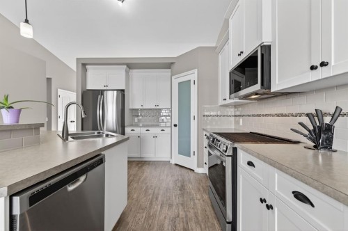 26 Mackenzie Way, Carstairs, AB - Indoor Photo Showing Kitchen With Double Sink With Upgraded Kitchen