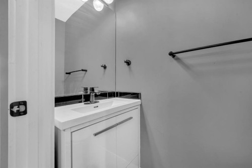 6022 Martingrove Road Ne, Calgary, AB - Indoor Photo Showing Bathroom