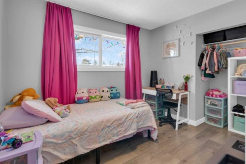 2231 39 Street Se, Calgary, AB - Indoor Photo Showing Bedroom
