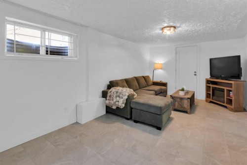 2231 39 Street Se, Calgary, AB - Indoor Photo Showing Living Room