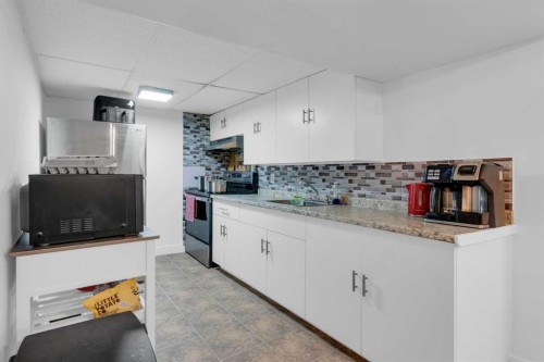 2231 39 Street Se, Calgary, AB - Indoor Photo Showing Kitchen