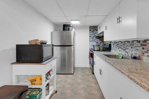 2231 39 Street Se, Calgary, AB - Indoor Photo Showing Kitchen