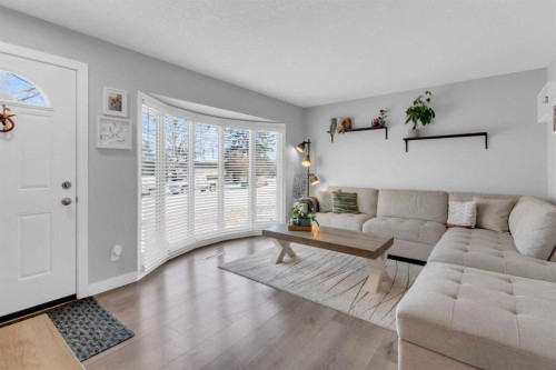 2231 39 Street Se, Calgary, AB - Indoor Photo Showing Living Room