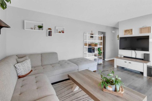 2231 39 Street Se, Calgary, AB - Indoor Photo Showing Living Room