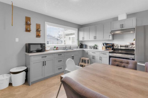 2231 39 Street Se, Calgary, AB - Indoor Photo Showing Kitchen