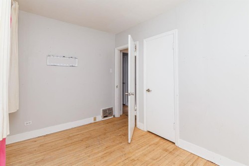2820 Parkdale Boulevard Nw, Calgary, AB - Indoor Photo Showing Other Room