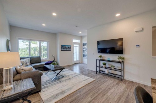 614 Greenbriar Common Nw, Calgary, AB - Indoor Photo Showing Living Room