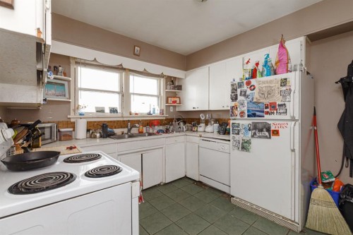 2824 Parkdale Boulevard Nw, Calgary, AB - Indoor Photo Showing Kitchen With Double Sink