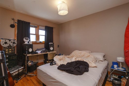 2824 Parkdale Boulevard Nw, Calgary, AB - Indoor Photo Showing Bedroom