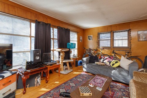 2824 Parkdale Boulevard Nw, Calgary, AB - Indoor Photo Showing Other Room