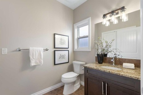 100 Lakeside View, Strathmore, AB - Indoor Photo Showing Bathroom