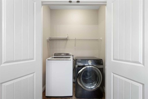 100 Lakeside View, Strathmore, AB - Indoor Photo Showing Laundry Room