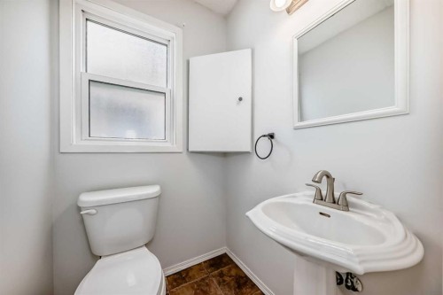 212 Cedarbrook Bay Sw, Calgary, AB - Indoor Photo Showing Bathroom
