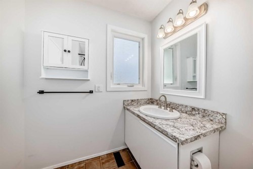 212 Cedarbrook Bay Sw, Calgary, AB - Indoor Photo Showing Bathroom