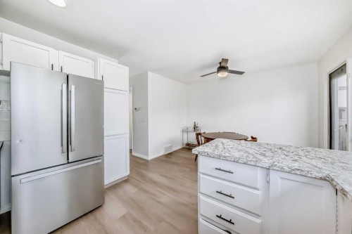 212 Cedarbrook Bay Sw, Calgary, AB - Indoor Photo Showing Kitchen