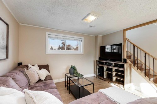 1205 Meadowbrook Drive Se, Airdrie, AB - Indoor Photo Showing Living Room