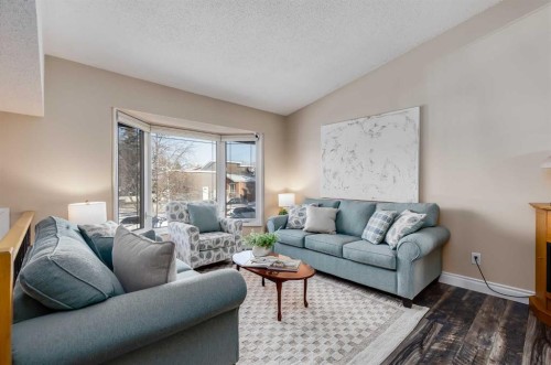 1205 Meadowbrook Drive Se, Airdrie, AB - Indoor Photo Showing Living Room