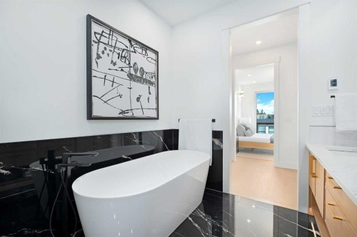 1807 Broadview Road Nw, Calgary, AB - Indoor Photo Showing Bathroom