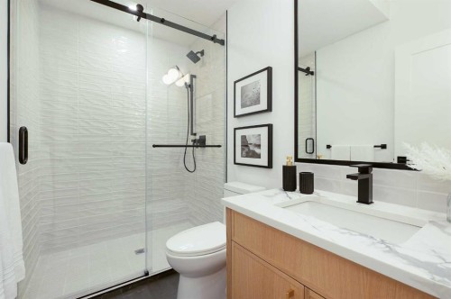 1807 Broadview Road Nw, Calgary, AB - Indoor Photo Showing Bathroom