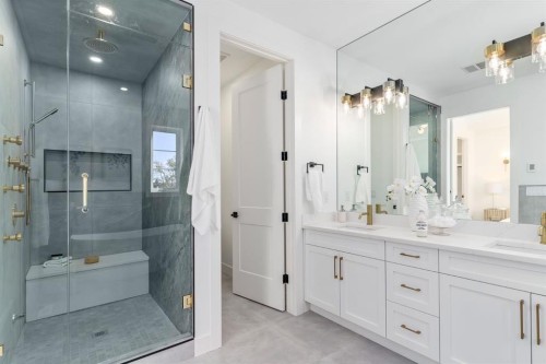 2910 14 Avenue, Calgary, AB - Indoor Photo Showing Bathroom