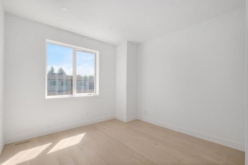 2910 14 Avenue, Calgary, AB - Indoor Photo Showing Other Room