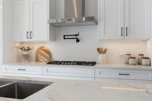 234 25 Avenue Ne, Calgary, AB - Indoor Photo Showing Kitchen