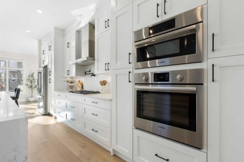 234 25 Avenue Ne, Calgary, AB - Indoor Photo Showing Kitchen
