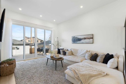 234 25 Avenue Ne, Calgary, AB - Indoor Photo Showing Living Room