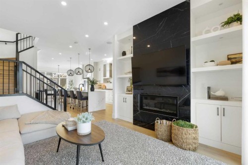 234 25 Avenue Ne, Calgary, AB - Indoor Photo Showing Living Room With Fireplace