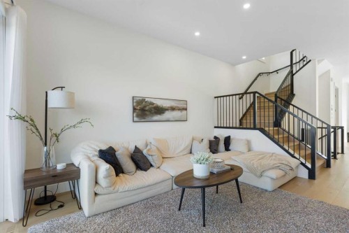 234 25 Avenue Ne, Calgary, AB - Indoor Photo Showing Living Room