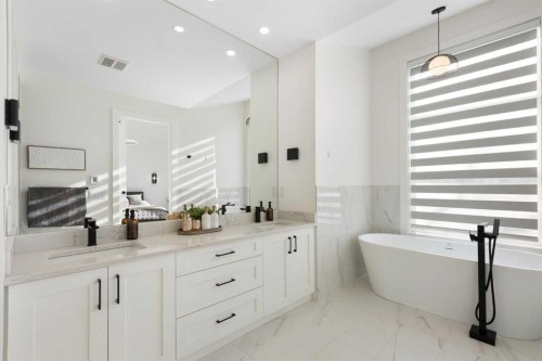 234 25 Avenue Ne, Calgary, AB - Indoor Photo Showing Bathroom