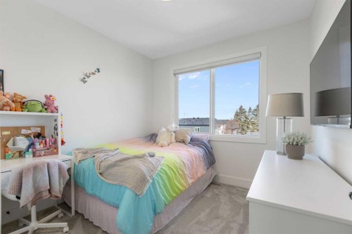 234 25 Avenue Ne, Calgary, AB - Indoor Photo Showing Bedroom