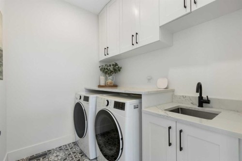 234 25 Avenue Ne, Calgary, AB - Indoor Photo Showing Laundry Room