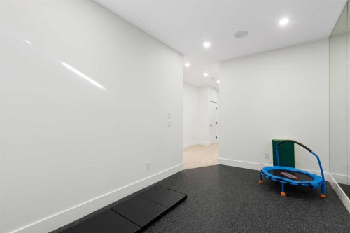 234 25 Avenue Ne, Calgary, AB - Indoor Photo Showing Other Room