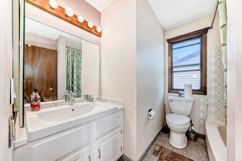 8007 Ranchview Drive Nw, Calgary, AB - Indoor Photo Showing Bathroom