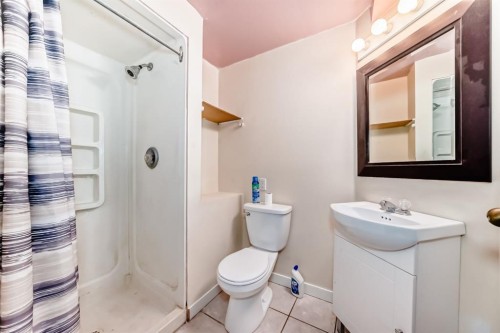 8007 Ranchview Drive Nw, Calgary, AB - Indoor Photo Showing Bathroom