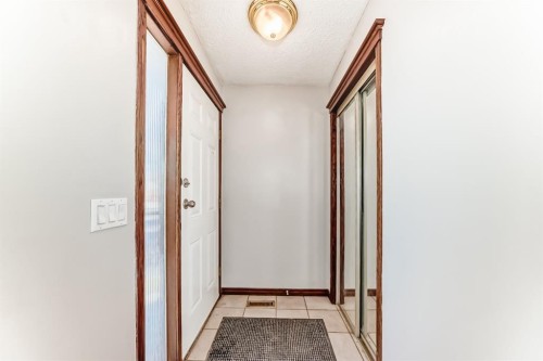 8007 Ranchview Drive Nw, Calgary, AB - Indoor Photo Showing Other Room