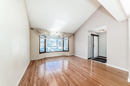 8007 Ranchview Drive Nw, Calgary, AB - Indoor Photo Showing Other Room