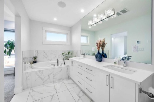 2415 25 Avenue Nw, Calgary, AB - Indoor Photo Showing Bathroom