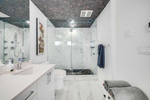 2415 25 Avenue Nw, Calgary, AB - Indoor Photo Showing Bathroom