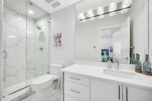 2415 25 Avenue Nw, Calgary, AB - Indoor Photo Showing Bathroom