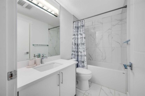 2415 25 Avenue Nw, Calgary, AB - Indoor Photo Showing Bathroom